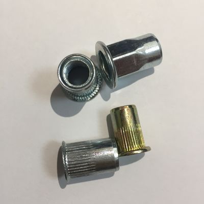 M6 en acier au carbone au zinc jaune, tête ronde plate, demi-hexagonale, écrousse pour l'intérieur et l'extérieur